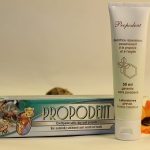 Tube de dentifrice avec de la propolis