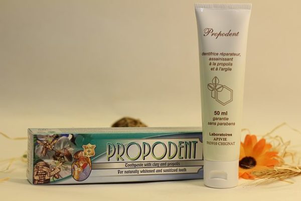 Tube de dentifrice avec de la propolis